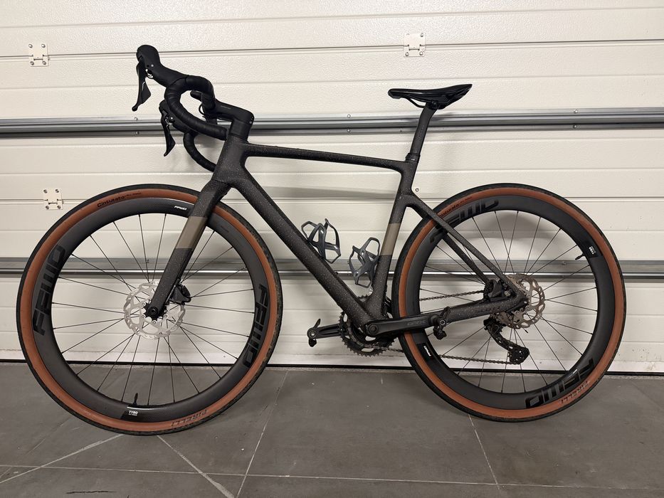 Scott Addict Gravel Carbono + Shimano GRX + Rodas FFWD Carbono