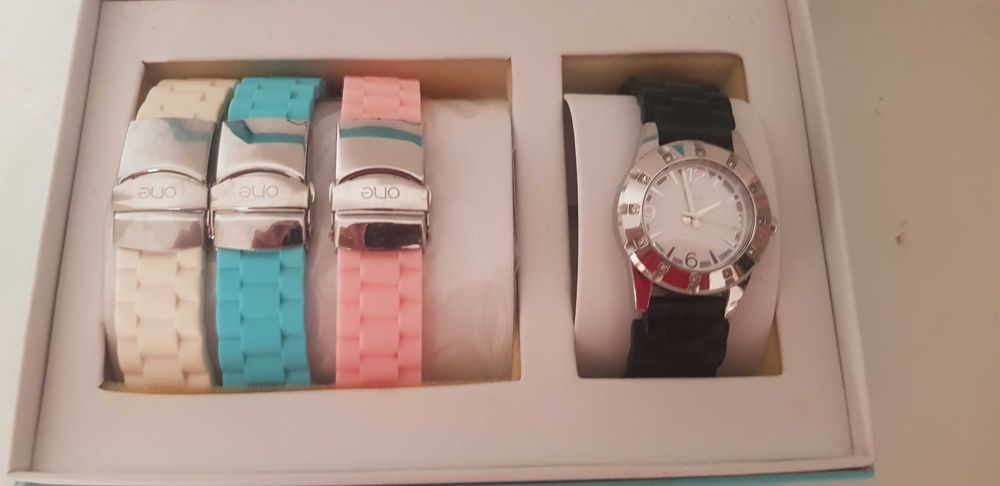 Relogio One com 4 braceletes * portes incluídos *