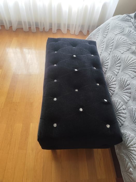 Banco / Banqueta em Veludo Preto com Capitonê – Elegante