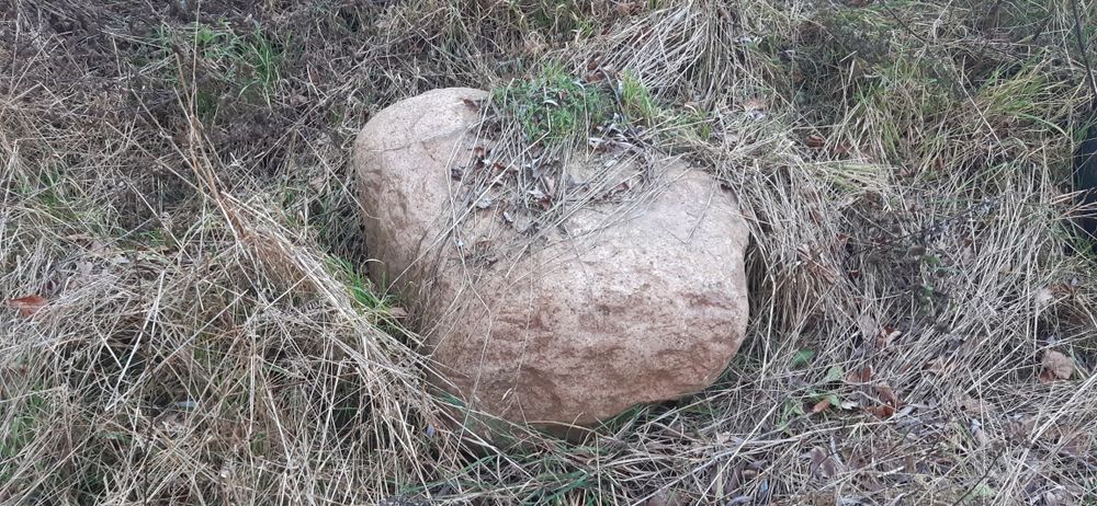 Kamień polny różne wielkości  głazy.