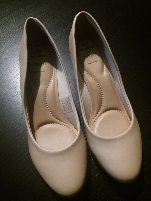 Sapatos Bege Novos
