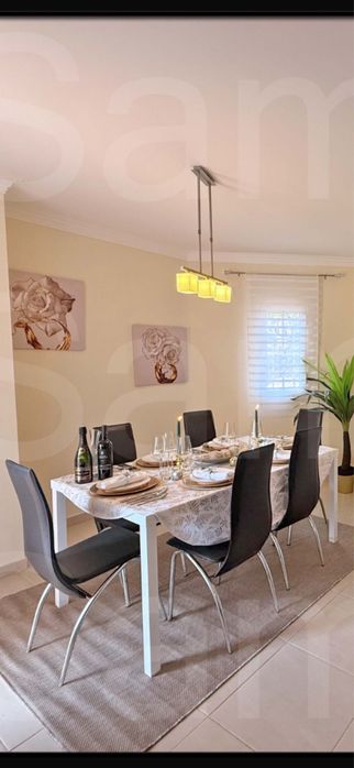 Mesa de jantar com 6 cadeiras incluidas