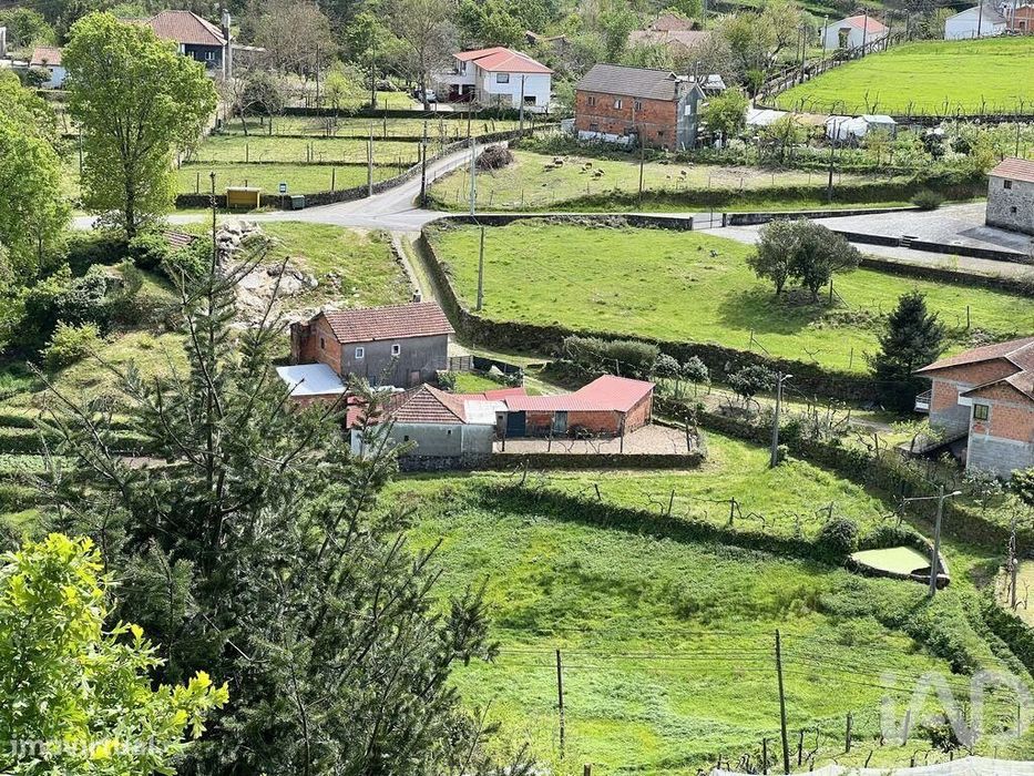 Terreno em Vouzela e Paços de Vilharigues de 26750,00 m2