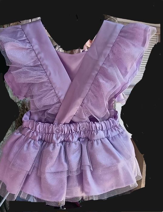 Vendo vestido de cerimónia de menina de 18 meses. Novo. Nunca usado. Oferta de um laço