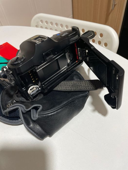 Vendo máquina fotografica Olympus OM101 com duas objetivas.