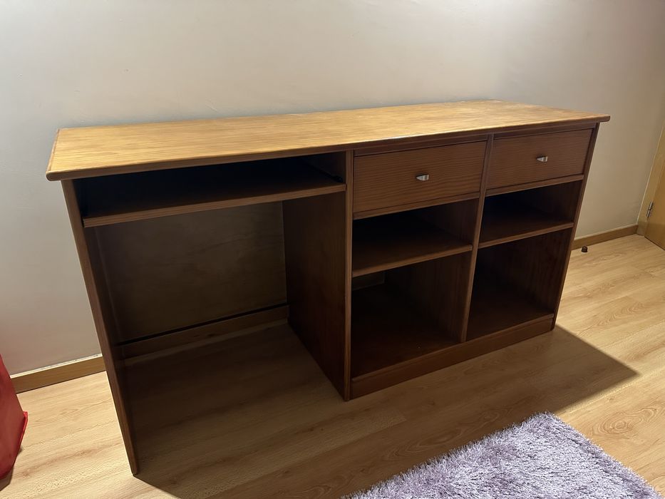 Secretária com gavetas