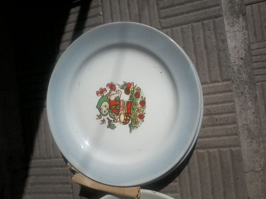 Тарелки десертные, закусочные и суровые.