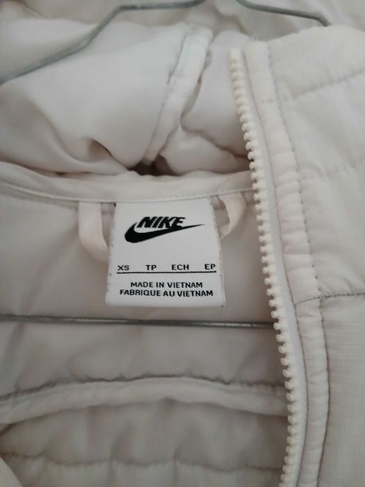 Casaco de inverno com capuz branco da Nike