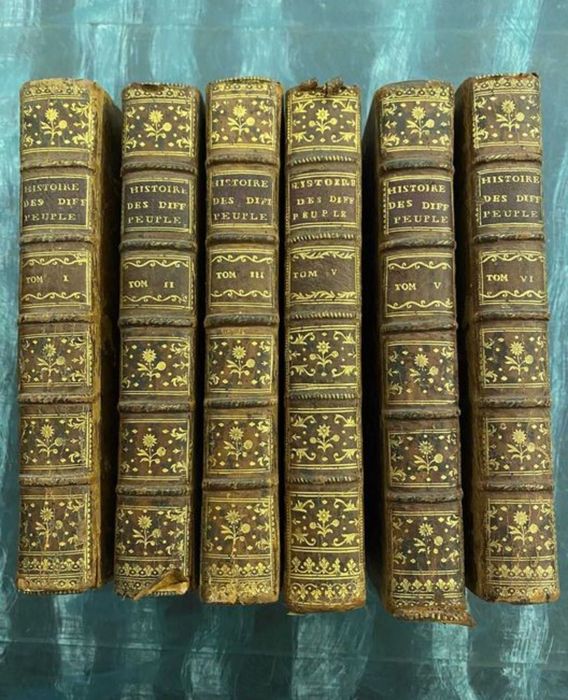Histoire de Differens Peuples Du Monde Contenant