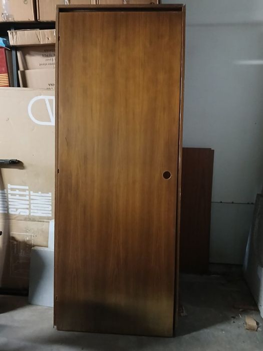 Uma porta e varios peromes em carvalho para corrimao de escadas