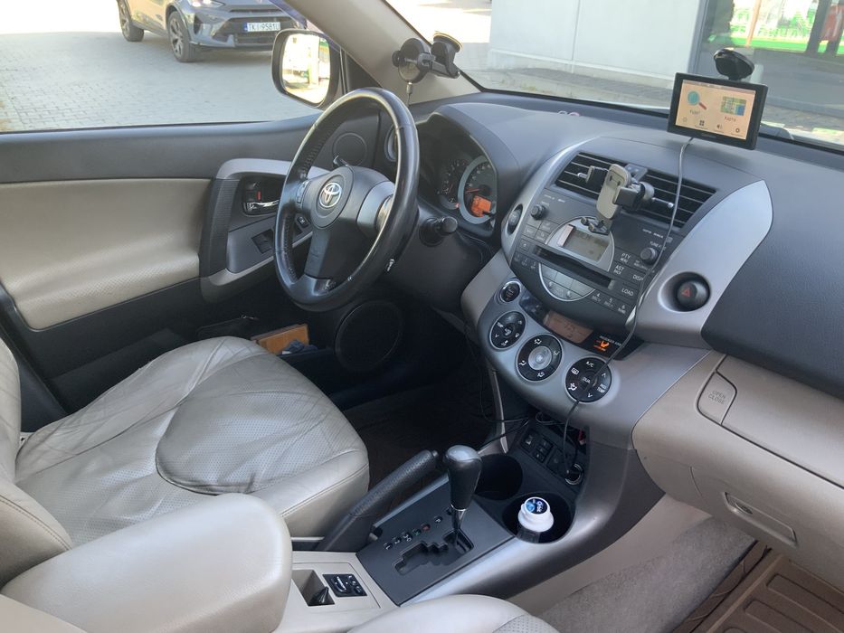 Автомобіль Тайота RAV4 2006 року випуску