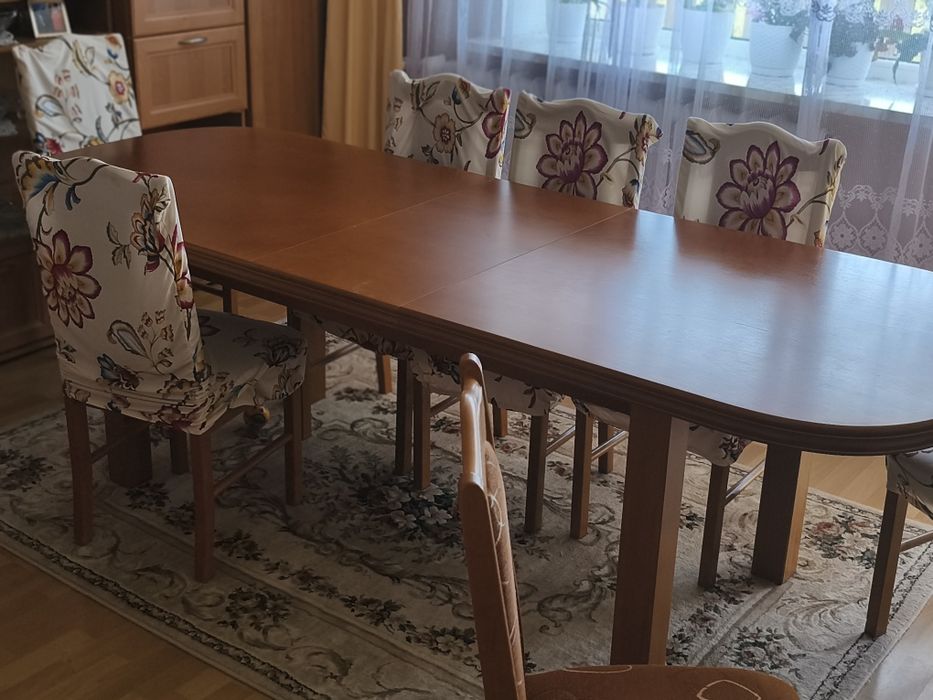 Stół rozkładany z 8 krzesłami