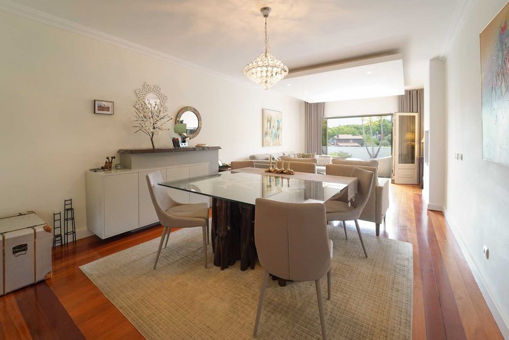 Mesa de jantar de luxo em tronco maciço – Peça única banhada a ouro