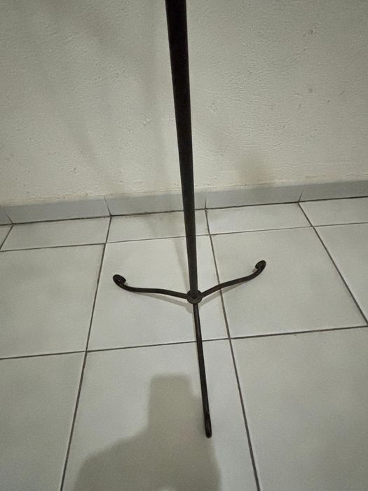 Cabide de ferro e madeira versátil leve