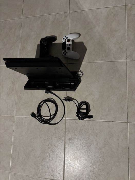 Vendo ps4 1T com dois comandos