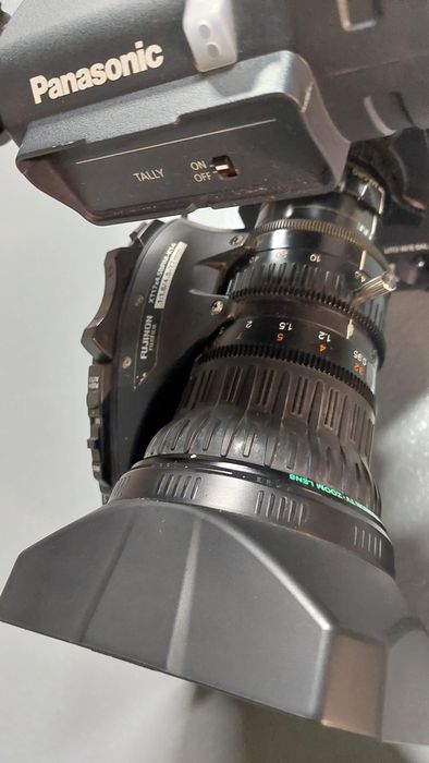 Câmara Profissional Panasonic AG-HPX371E (P2 HD) + Lente Fujinon + Microfone Sony