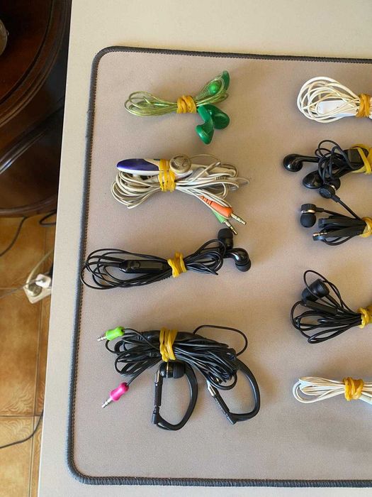 Lote de 13 auriculares com fio (3.5mm/Micro-USB/Sony Ericsson)
