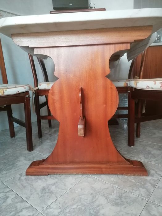 Mesa de cozinha em madeira maciça com 5 cadeiras com tampo em pedra má