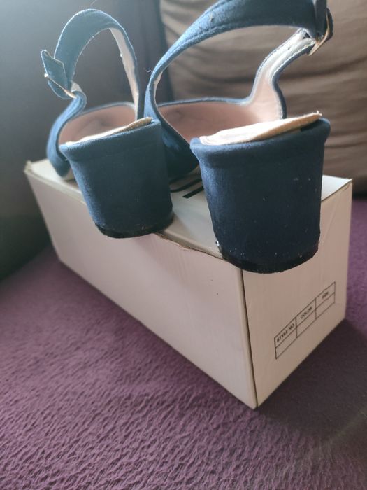 Sprzedam letnie buty z odkryta pięta w roz.38