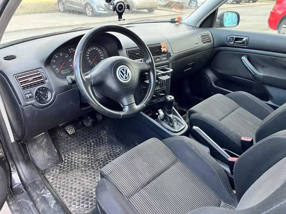 Volkswagen Golf IV (zniszczony silnik - nie jeżdżący)