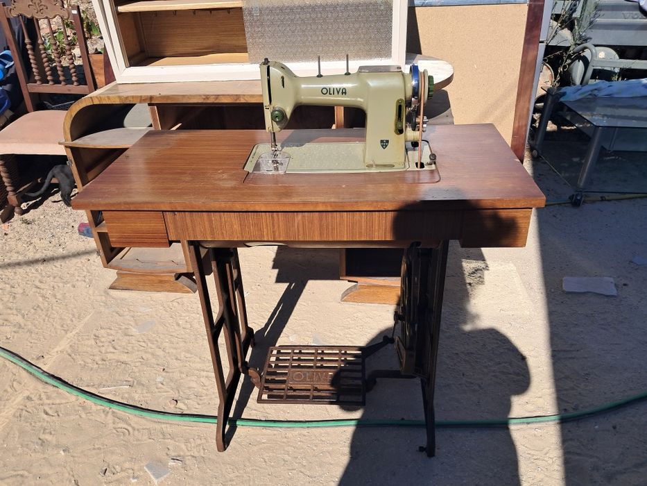 Maquina costura antiga com movel
