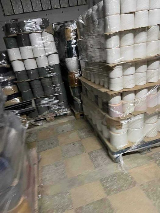 Cerâmica -vasos e peças decorativas.