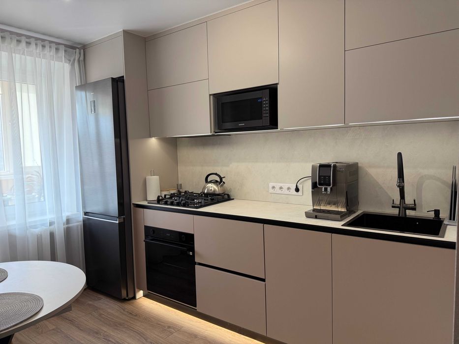 Виготовлення меблів на замовлення / Кухні, шафи на замовлення