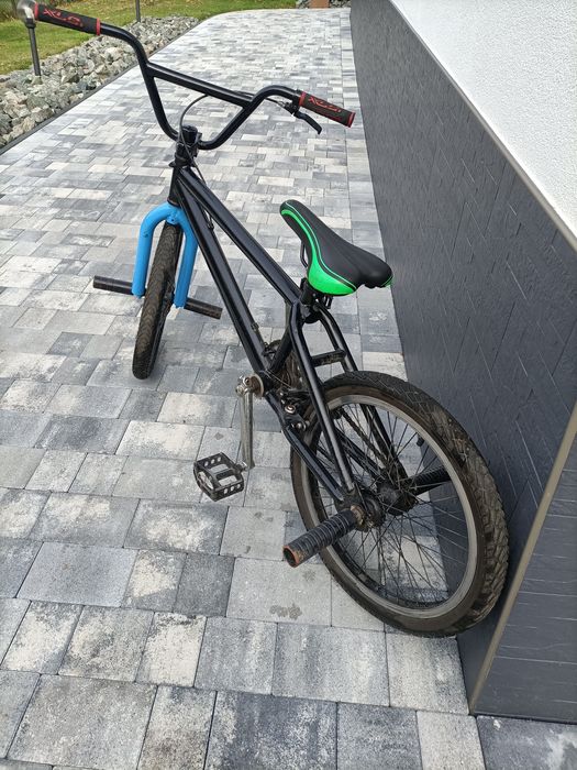 Rower BMX czarny.