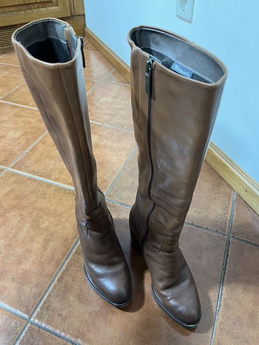 Botas em pele castanho