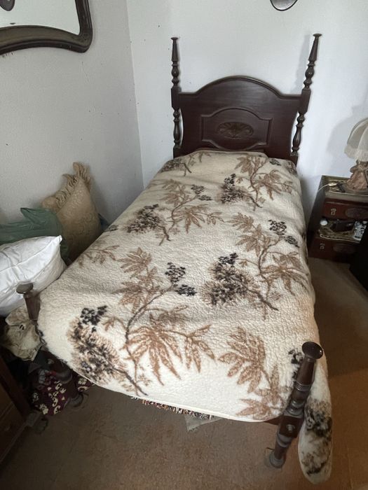 Cama de Solteiro e Mesa de Cabeceira