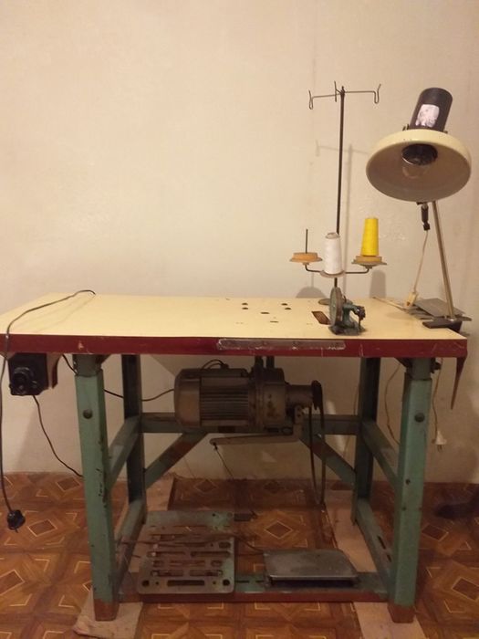 Б/у швейна машинка зі столом і промисловим мотором та стіл для оверлок