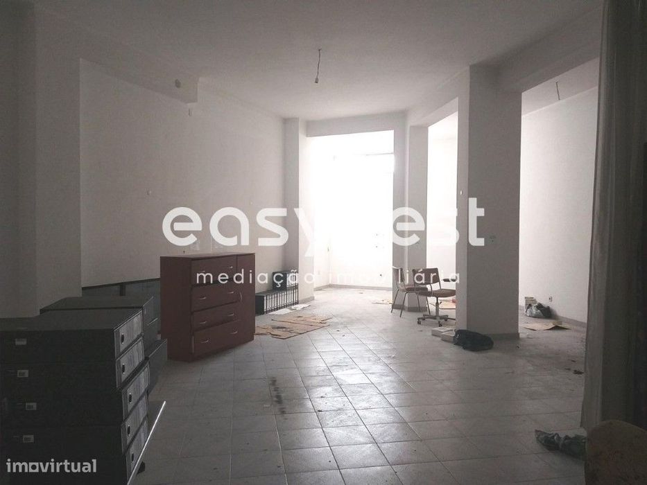 Loja destinada a comércio com área bruta de 93 m2 em Ferragudo