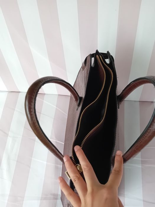 Mala Mango (MNG) Efeito Crocodilo – Castanho Escuro / Bordô