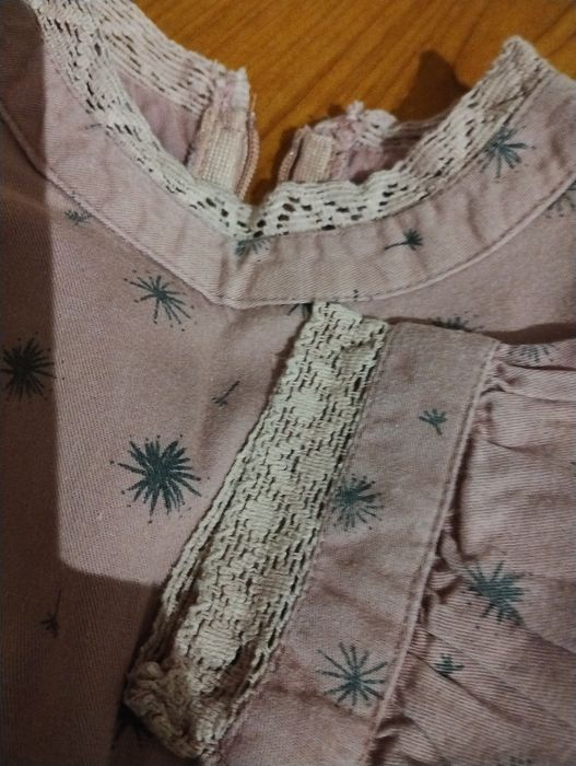 Vários vestidos de menina, tamanho 4 anos.