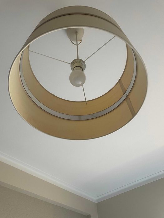 Candeeiro de teto para quarto/sala bege com detalhe prateado