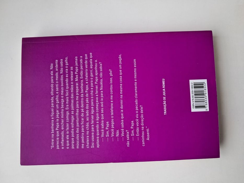 "Hibisco Roxo" - Chimamanda Ngozi Adichie