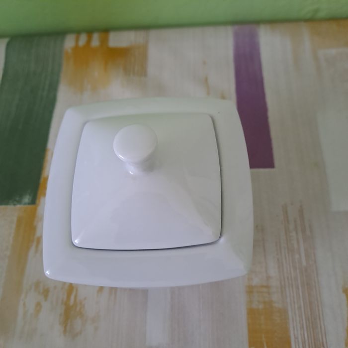 Biała porcelanowa cukiernica Lubiana.