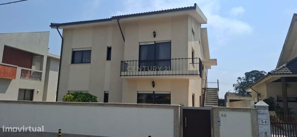 Three-Storey Detached House with Four Facades and an Excellent Outdoor Area in Gieste
