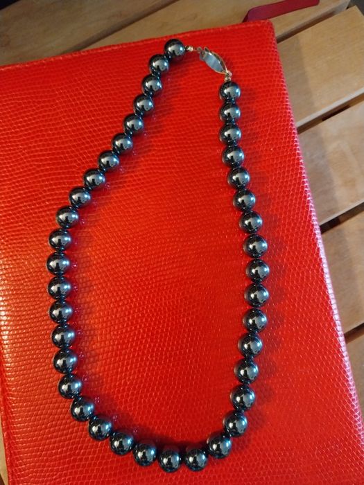 Dois colares em pedras um Hematite o outro de. Pérolas de. Jadee
