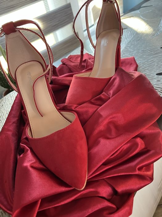 Sukienka na bal z butami