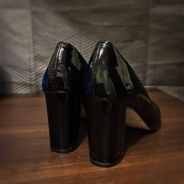Продам нові шкіряні ( лак ) туфлі. На середню ніжку  39 р. ( 25.5см.)