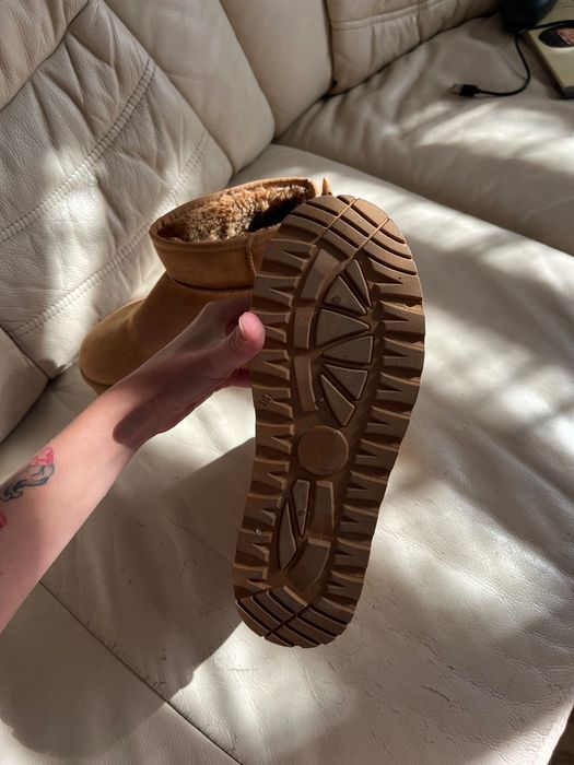 Уггі.
