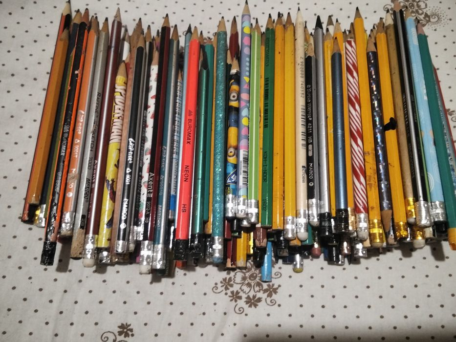 Канцелярія олівці ручки лінійка гумка обкладинка файли папір А4