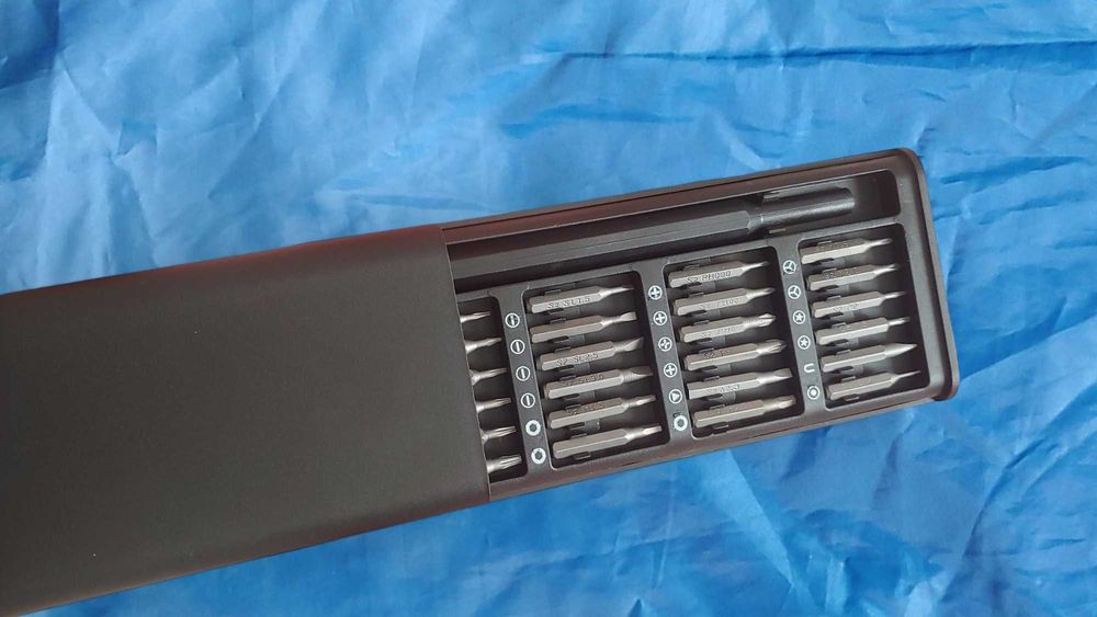 Набор Отвертка и 24 биты в футляре тонкие работы новый