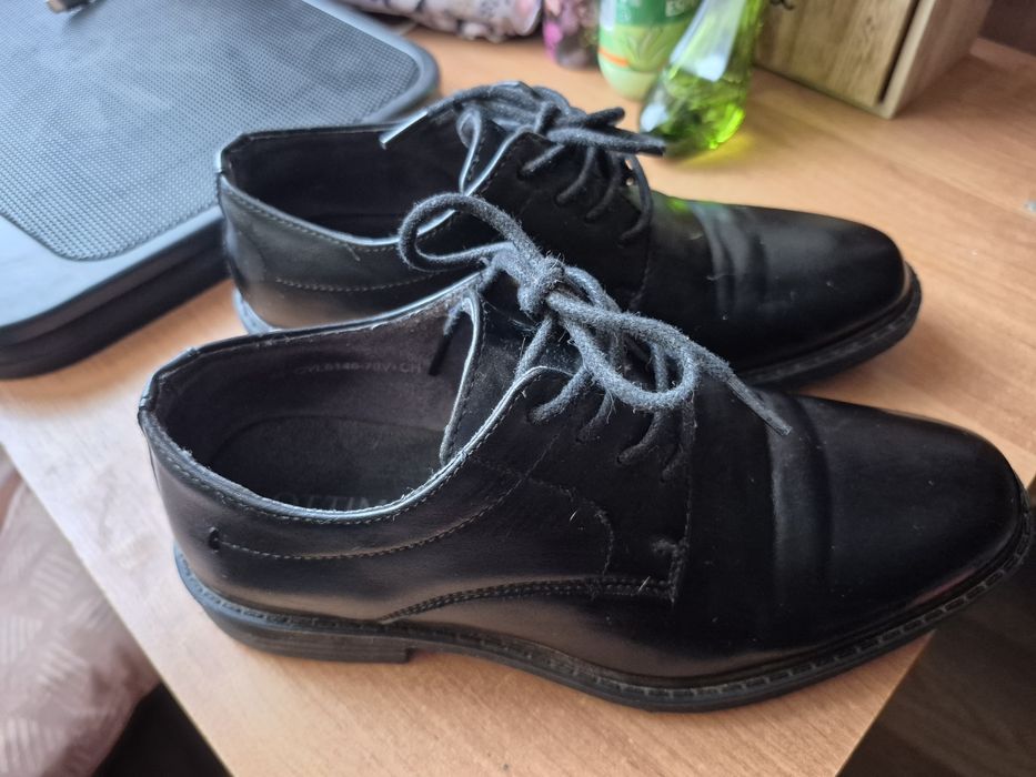 Czarne pantofle chłopięce w rozmiarze 34