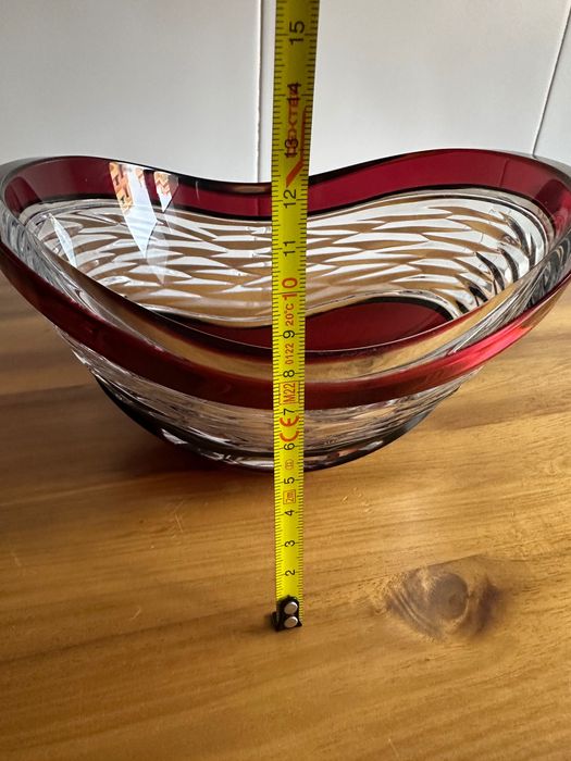 Vaso ou fruteira de cristal Bohemia em vermelho rubi, caracterizada pelo design de linhas lapidadas à mão que criam um efeito visual dinâmico