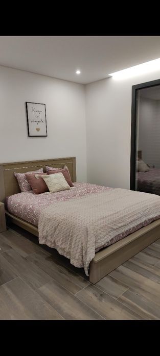 Cama casal + colchão + mesa de cabeceira
