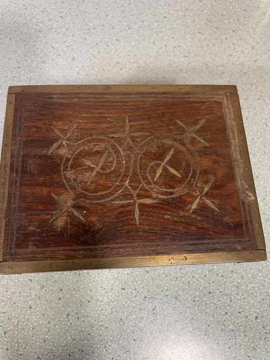 Bardzo stara rzeźbiona szkatułka antyk