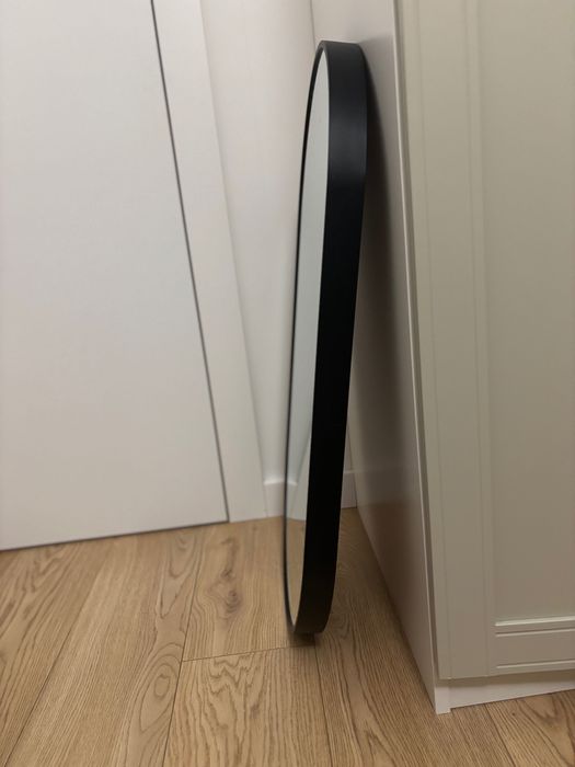 Lustro owalne w czarnej ramie