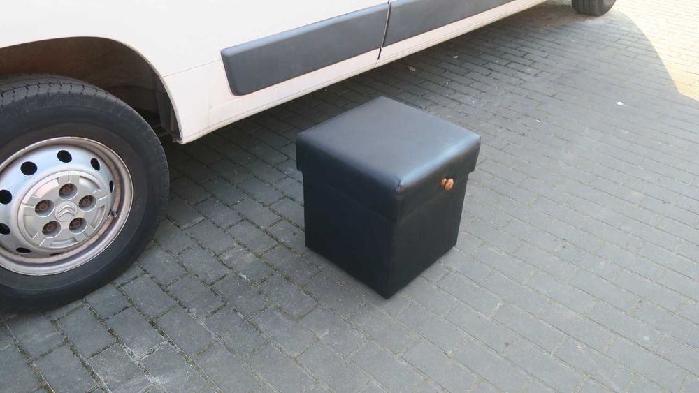 Pufa czarna otwierana skóra ECO